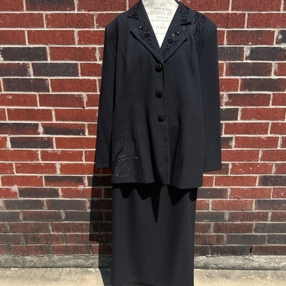 Chic Black Embroidered Blazer and skirt HG